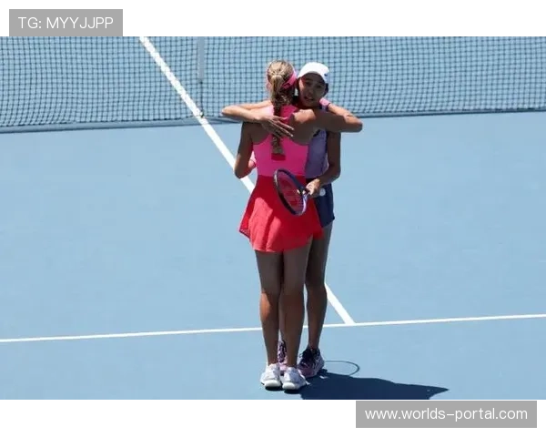 斯尼亚科娃-汤森德小组赛取胜，年终双打竞争激烈